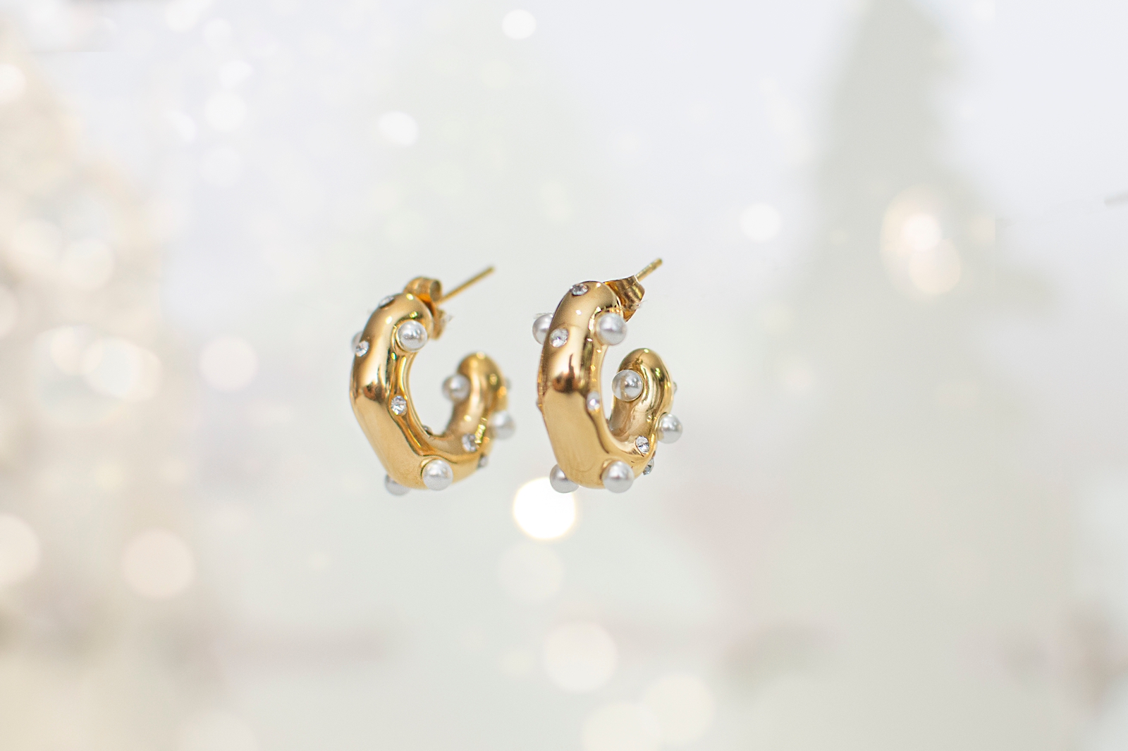 ARGOLLAS CON PERLAS Y PIEDRAS 