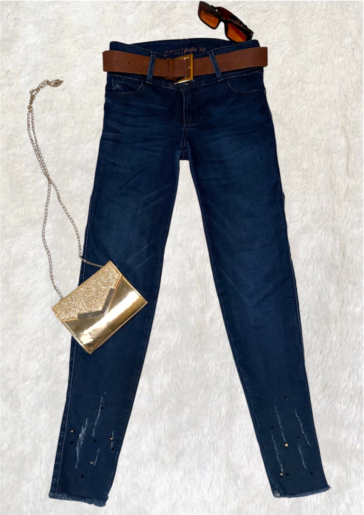 PANTALÓN JEAN AZUL CON DETALLES DECORATIVOS Y TACHUELAS
