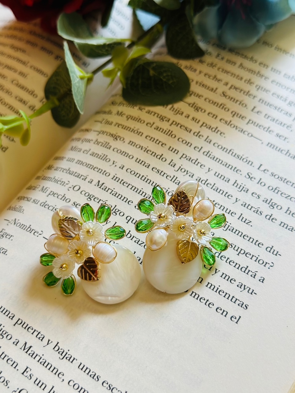 Pendientes con flores y hojas