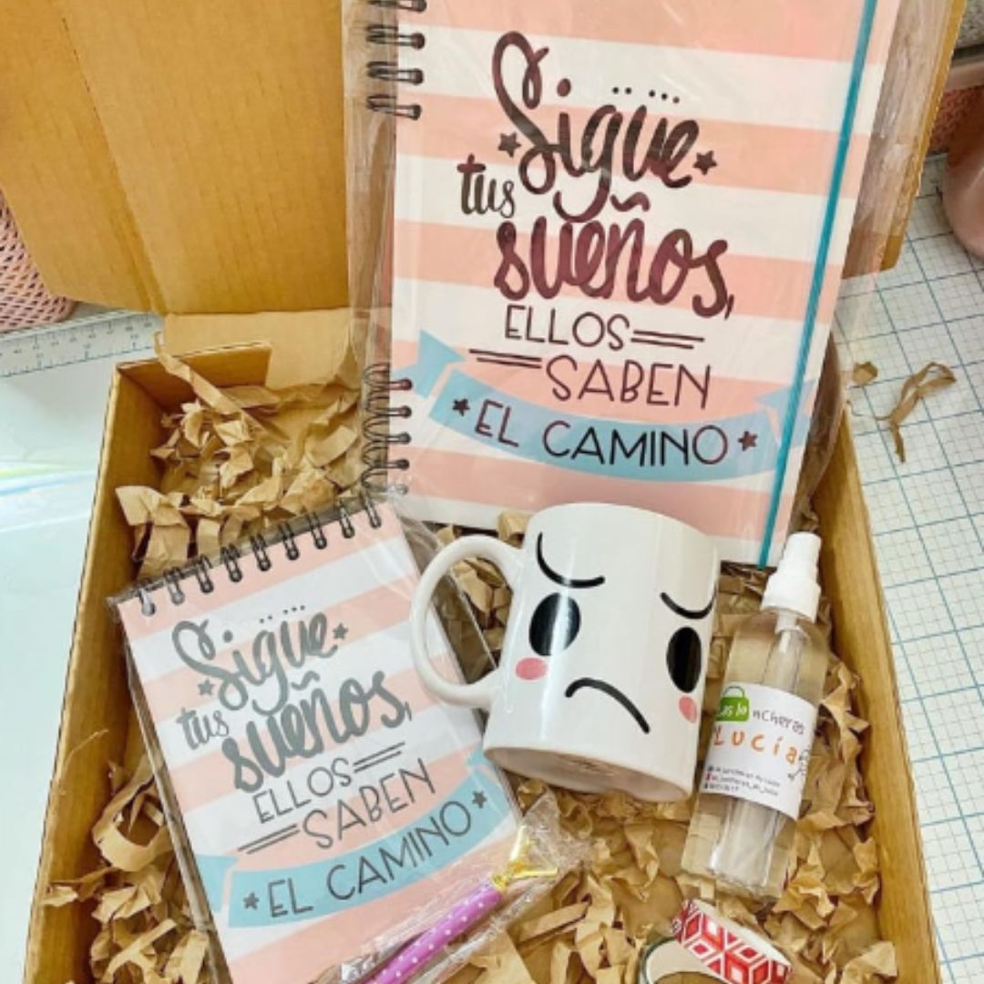 KIT (AGENDA, TAZA, MINI LIBRETA, ALCOHOL, PLUMA)