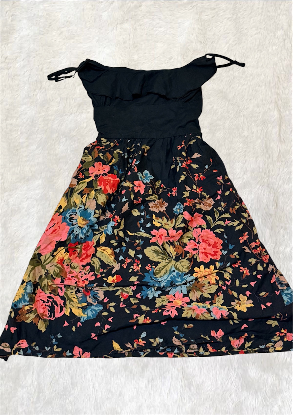 VESTIDO NEGRO CON ESTAMPADO DE FLORES COLORIDAS