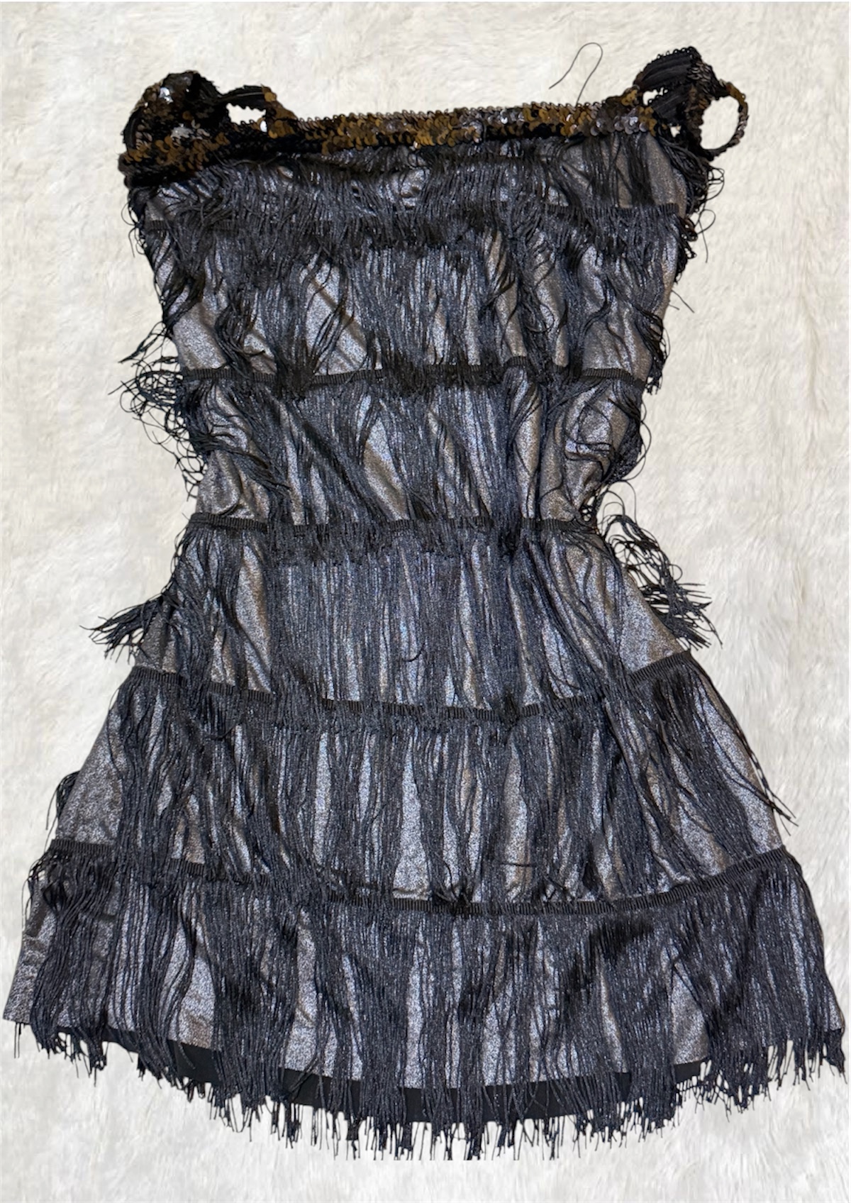VESTIDO NEGRO CON FLECOS Y LENTEJUELAS