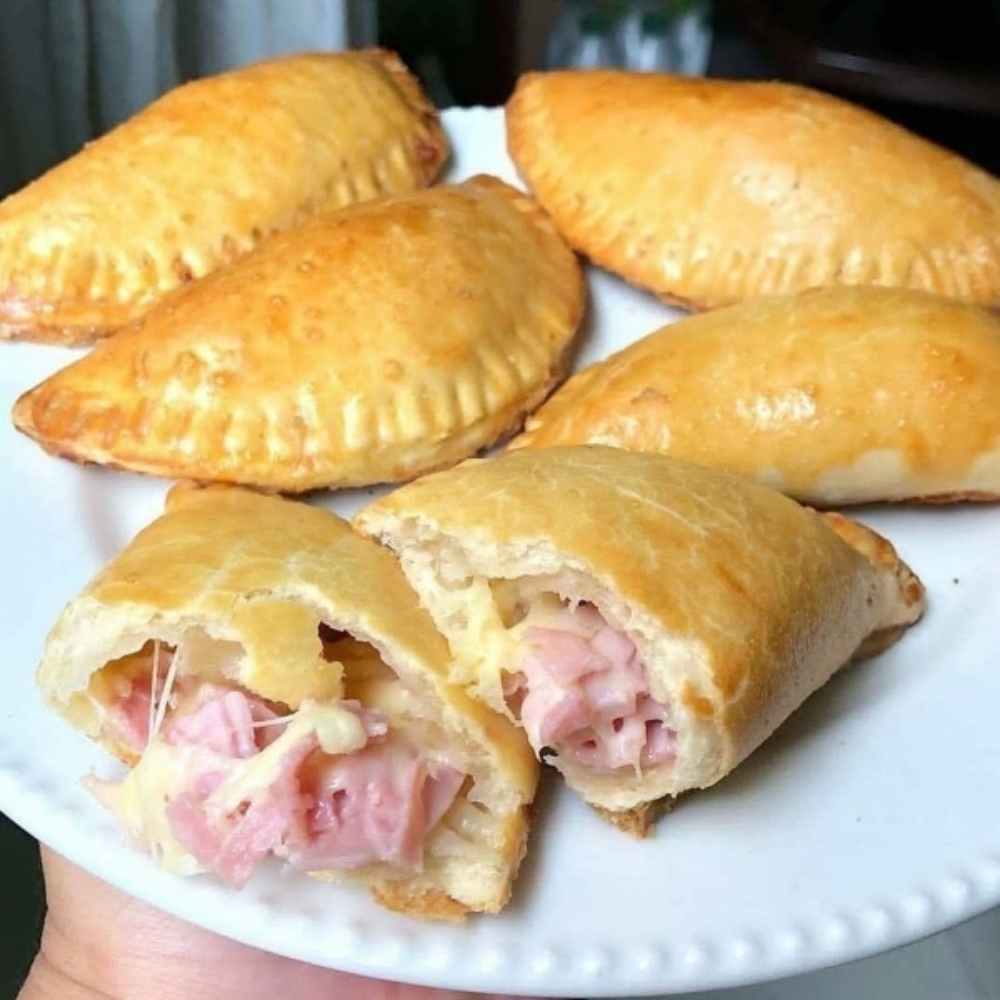 PASTELITO JAMOS Y QUESO