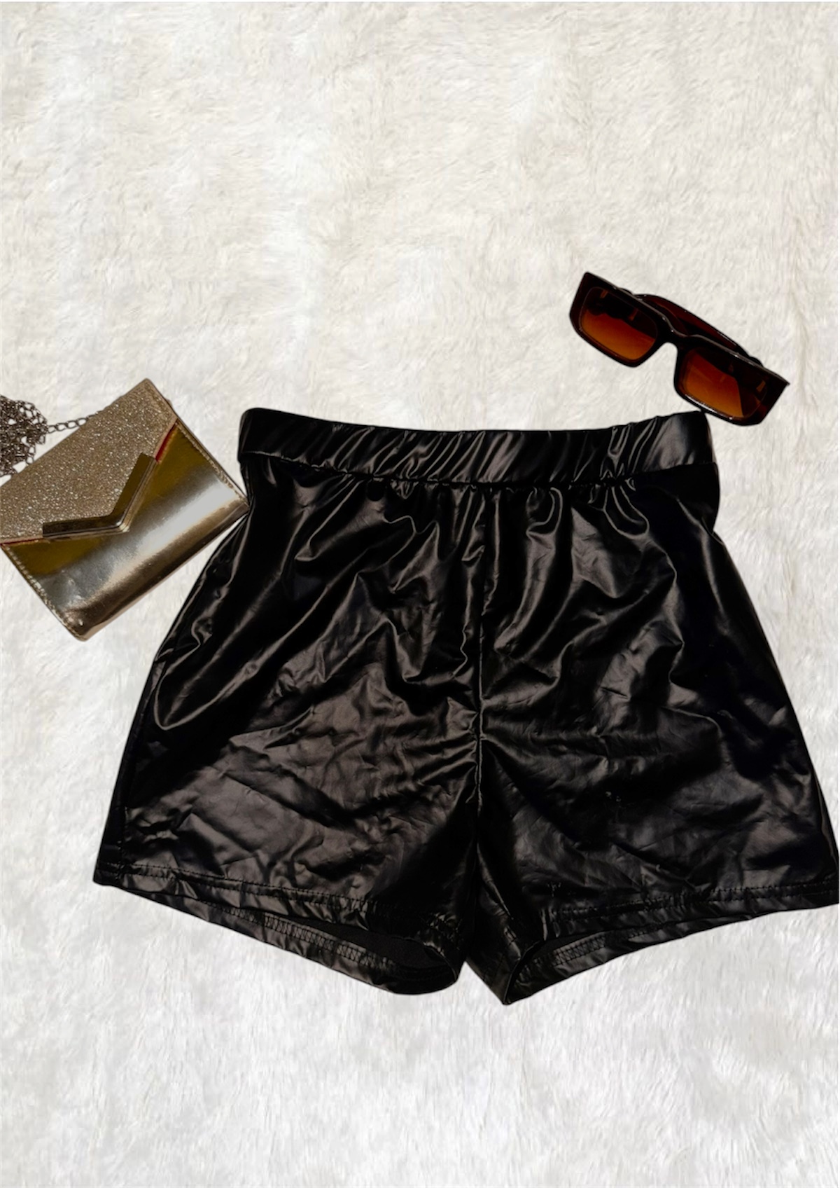 SHORT NEGRO CON ACABADO LISO